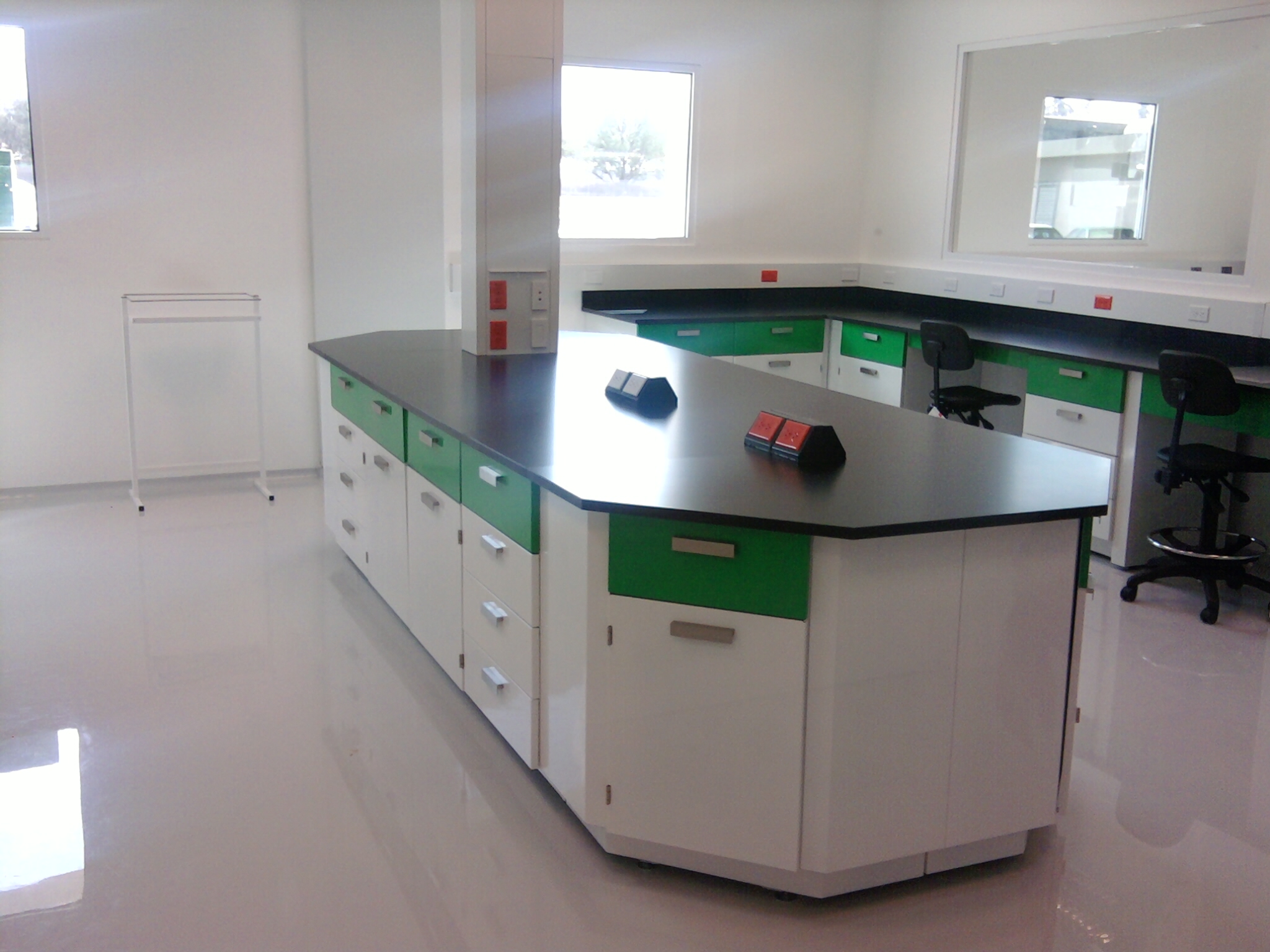 Mesa ochavada para laboratorio